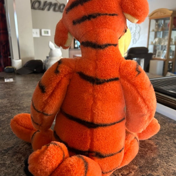 Large-Sized Tigger! - Picture 2 of 3